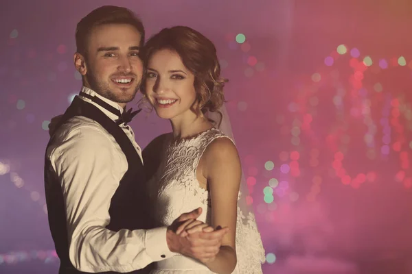 Pareja de boda contra luces desenfocadas —  Fotos de Stock