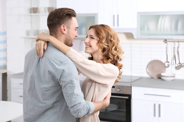 Joyeux jeune couple à la maison — Photo