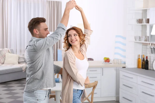 Jovem casal dançando — Fotografia de Stock