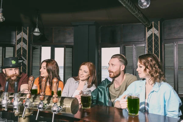 Gente Celebrando Día San Patricio Pub — Foto de Stock