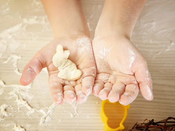 Manos sosteniendo la galleta cruda — Foto de Stock