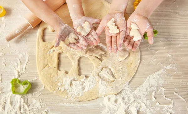 Bambini che fanno biscotti pasquali — Foto Stock