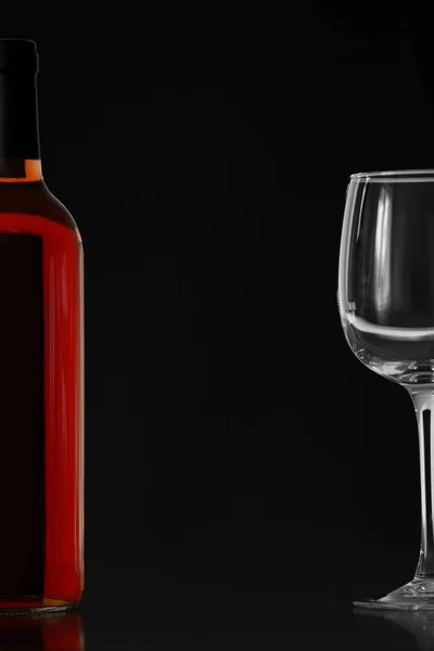 Bir şişe kırmızı şarap ve cam. — Stok fotoğraf