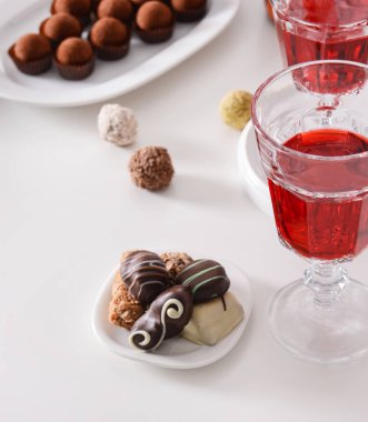 Lezzetli çikolata şekerleme ve kırmızı şarap 