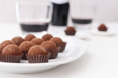 çikolata truffles ve kırmızı şarap