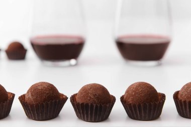 çikolata truffles ve kırmızı şarap