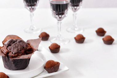 Lezzetli kek çikolata, domalan ve kırmızı şarap