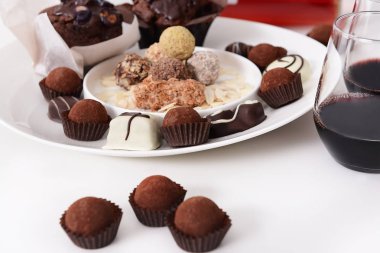 Lezzetli çikolata şekerleme ve kırmızı şarap 