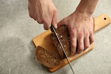 ev yapımı ekmek kesme eller