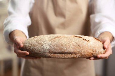 Erkek ellerini tutarak taze ekmek