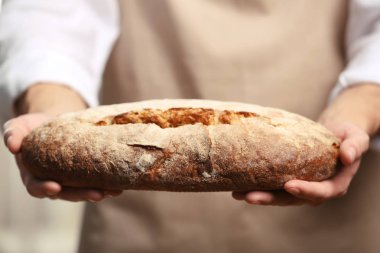 Erkek ellerini tutarak taze ekmek