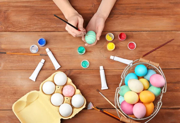 Mujer pintando huevos de Pascua —  Fotos de Stock