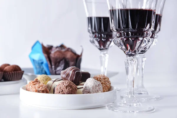 Вкусные шоколадные конфеты и красное вино — стоковое фото