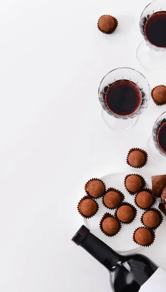 Pralinen und Rotwein — Stockfoto