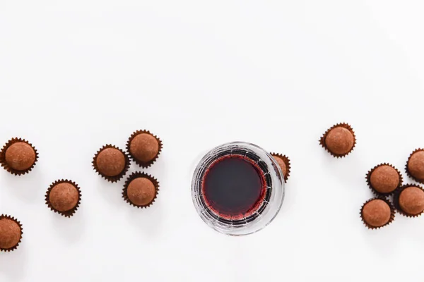 Çikolata truffles ve kırmızı şarap — Stok fotoğraf