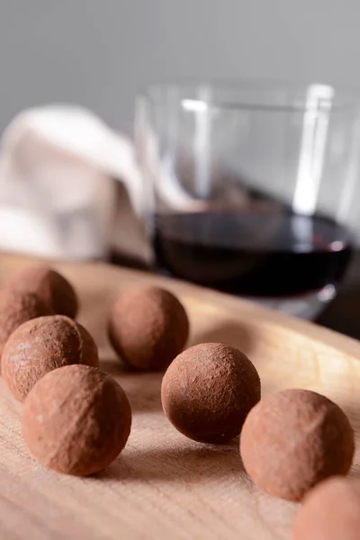 Шоколадные трюфели и красное вино — стоковое фото