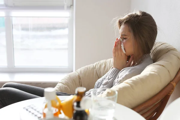 Mujer joven enferma con tejido — Foto de Stock