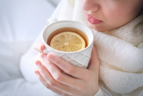 Jonge zieke vrouw drinken tea — Stockfoto