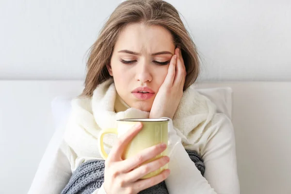 Mujer joven enferma con taza de té — Foto de Stock