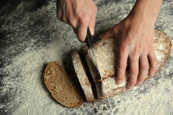 Kezek vágás házi kenyér — Stock Fotó