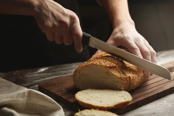 Erkek el ekmek kesme