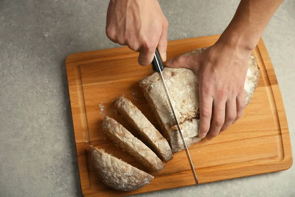 自家製のパンを切る — ストック写真