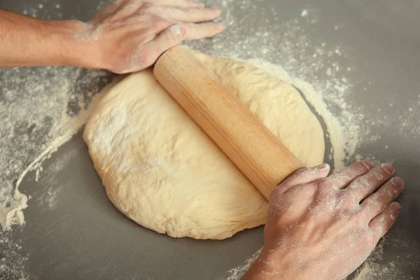 Uomo stendere pasta — Foto Stock