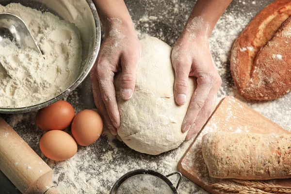 Mãos masculinas formando pão . — Fotografia de Stock