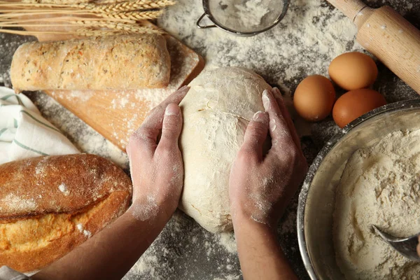 Erkek şekillendirme somun ekmek eller. 
