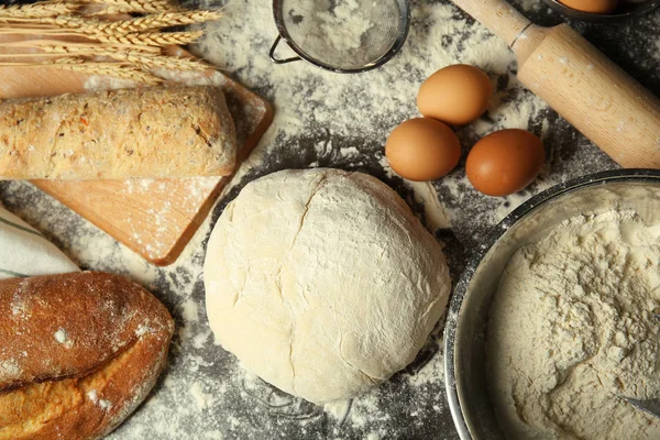 Hoja de pan, utensilios de cocina e ingredientes — Foto de Stock