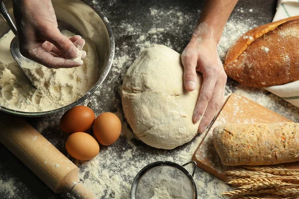 Erkek şekillendirme somun ekmek eller.