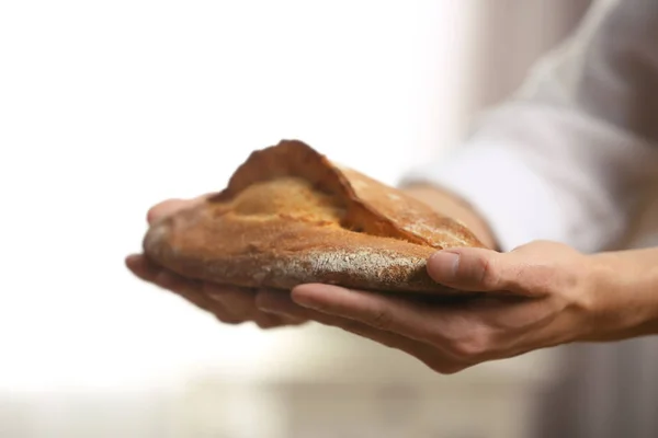 Frissen tartó férfi kezében, kenyér — Stock Fotó