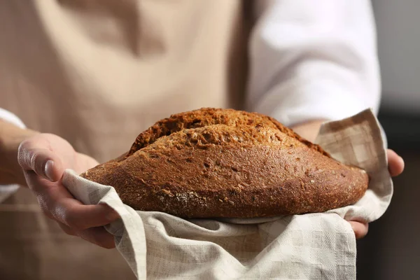 Мужские руки держат свежий хлеб — стоковое фото