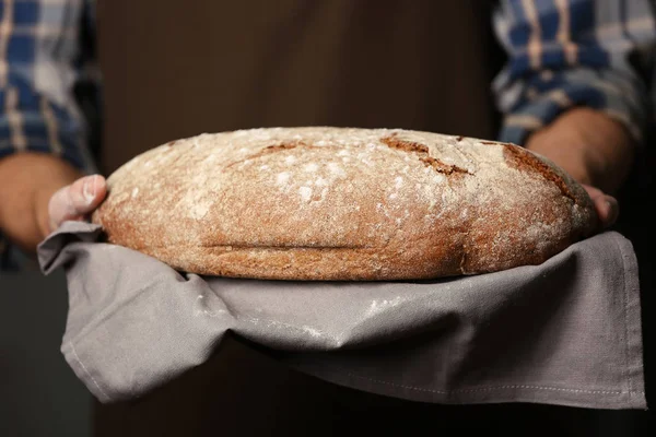 Mãos masculinas segurando pão fresco — Fotografia de Stock