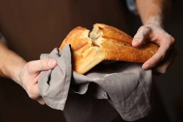 Férfi kezében, kenyér megtörése — Stock Fotó