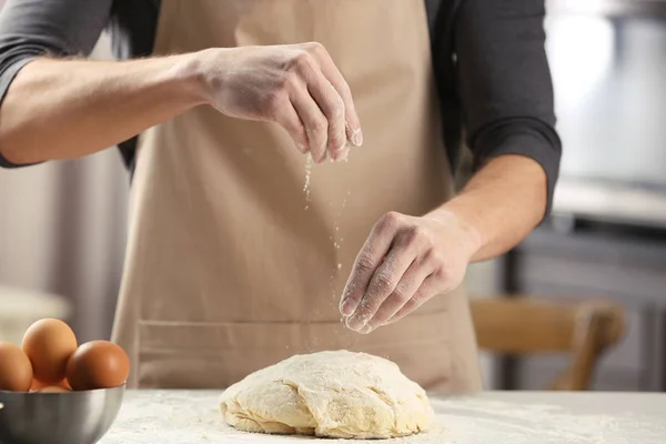 신선한 반죽 위에 밀가루를 뿌리는 사람 — 스톡 사진