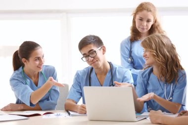 Grup tıbbi öğrenci ders kapalı olması