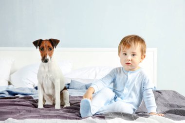 komik köpek olan küçük çocuk