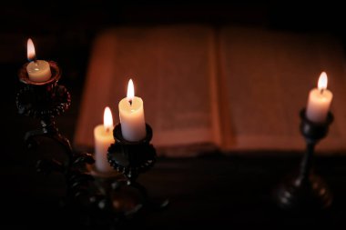 Yanan Mum ve İncil