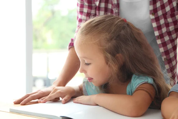 Madre con figlia che fa i compiti — Foto Stock