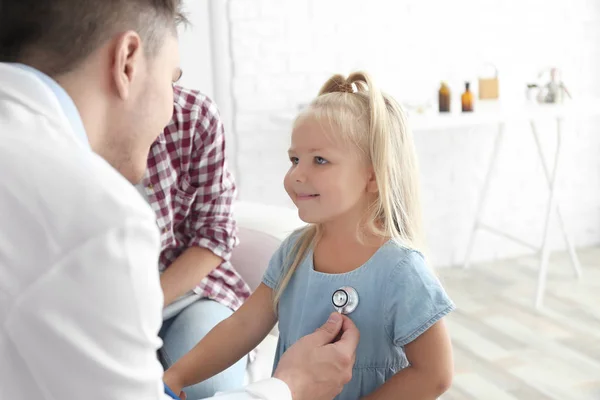 Médico pediatra masculino examinando niña pequeña —  Fotos de Stock