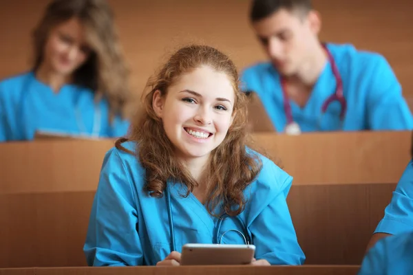 Estudantes de medicina inteligentes em palestra dentro de casa — Fotografia de Stock