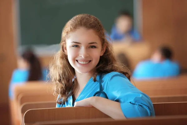 Giovane studentessa a lezione al chiuso — Foto Stock