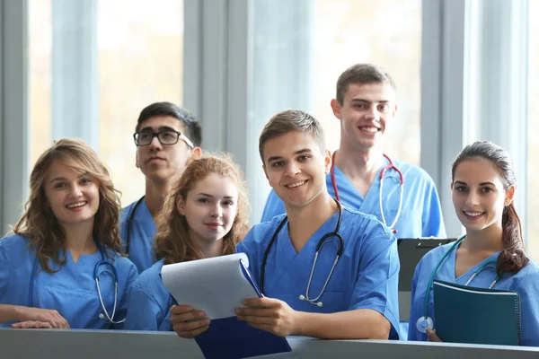 Mladí studenti v hale univerzity interiéru — Stock fotografie