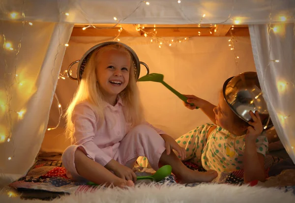可爱的小女孩玩厨具在小屋 — 图库照片