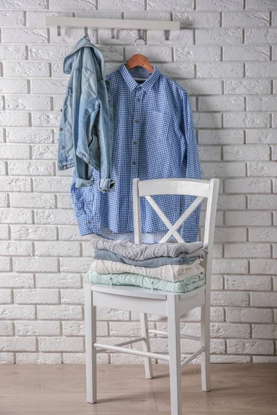 Куча одежды на стуле — стоковое фото