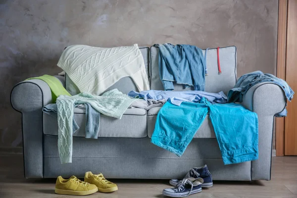 Pile de vêtements sur le canapé — Photo