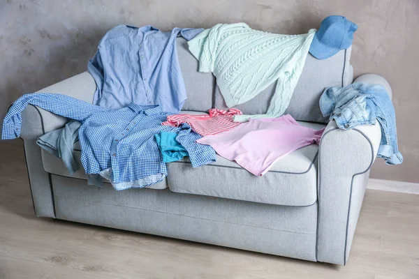 Pilha de roupas no sofá — Fotografia de Stock