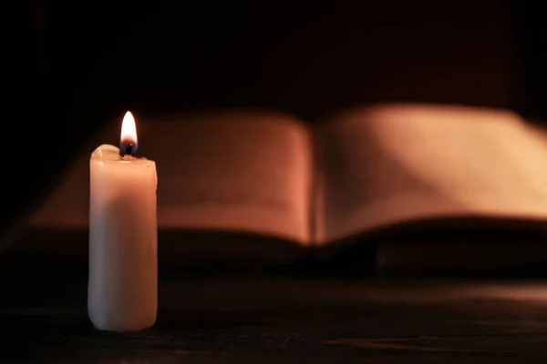 Burning candle and Bible — Stock Photo, Image