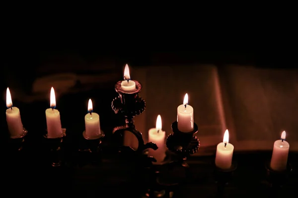 Hořící svíčku a Bible — Stock fotografie